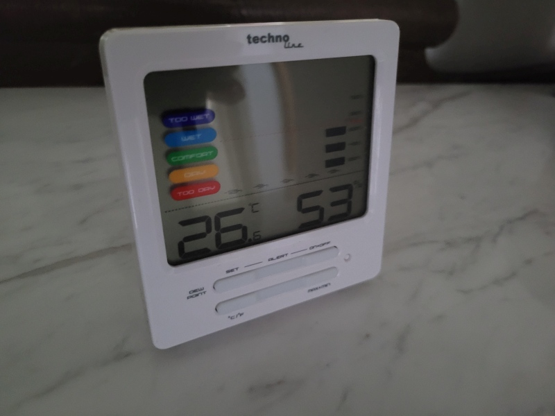 Ein Hygrometer zeigt 26°C und 53% Luftfeuchtigkeit an.