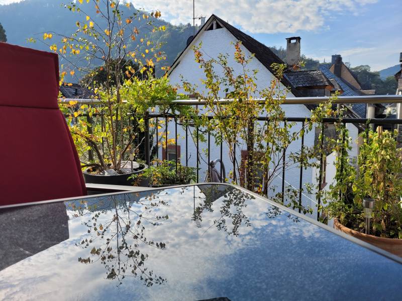 Ein Balkontisch, in dem sich der Himmel spiegelt