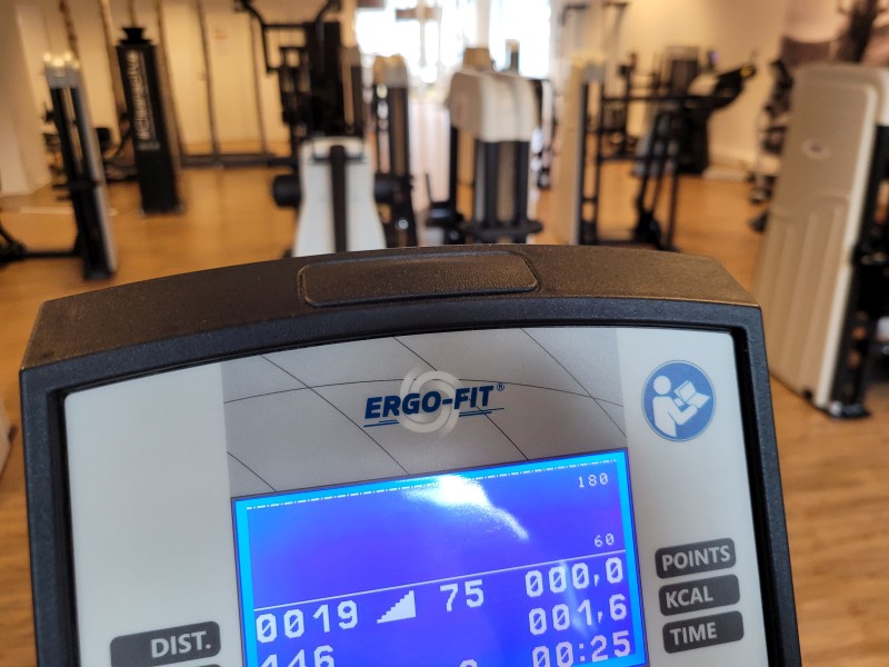 Anzeige eines Crosstrainers in einem Fitnessstudio
