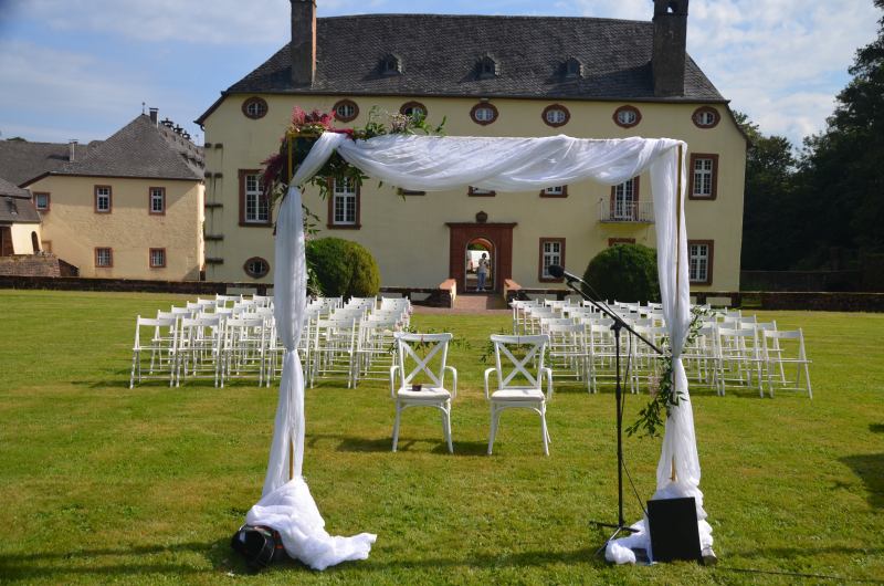 Eine Freie Trauung im Park des Schloß Föhren
