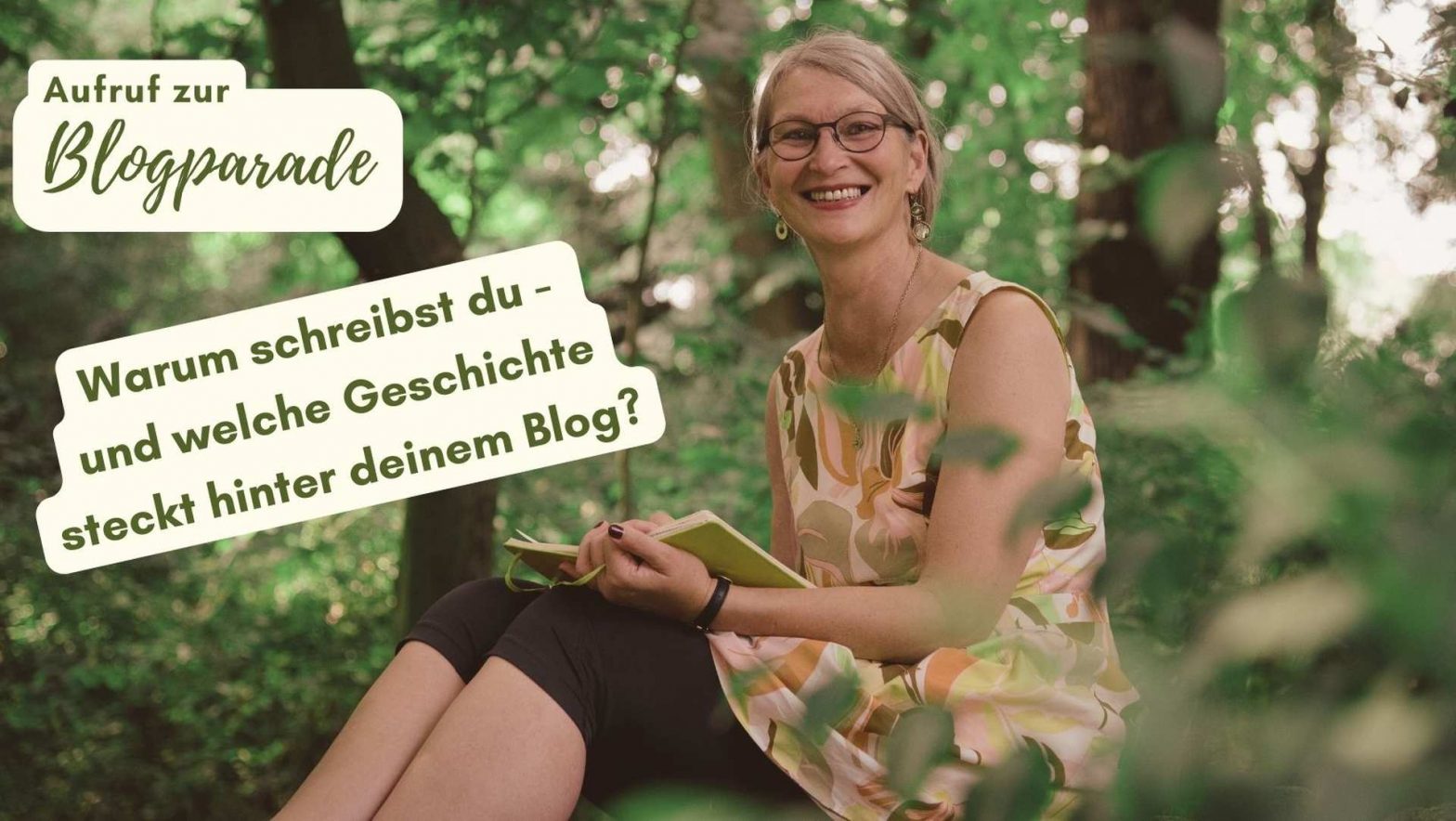 Frau sitzt schreibend im Wald und lächelt