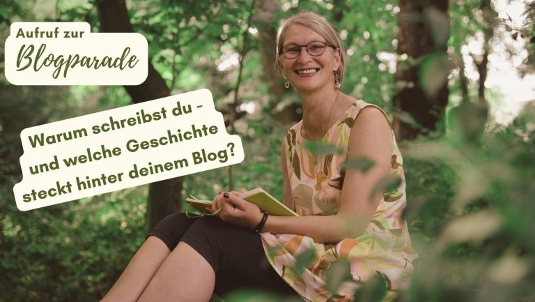 Frau sitzt schreibend im Wald und lächelt