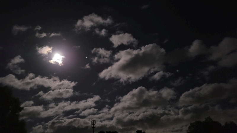 Vollmondnacht mit angestrahlten Wolken