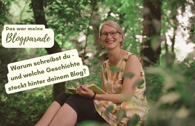 Frau sitzt im Wald auf einem Baumstamm