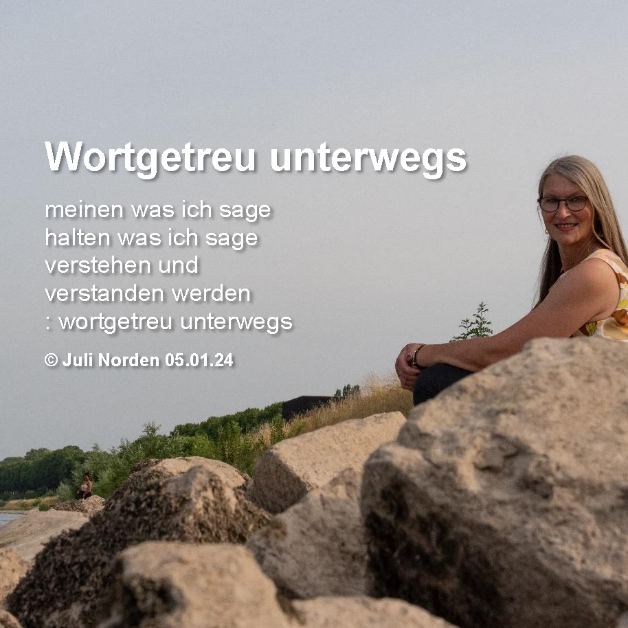 Fra sitzt auf Ufersteinen am Rhein bei blauem Himmel und sommerlich gekleidet, dazu Gedicht "Wortgetreu unterwegs/ meinen was ich sage/ halten was ich sage/ verstehen und/ verstanden werden/ :wortgetreu unterwegs" von Juli Norden 05.01.24