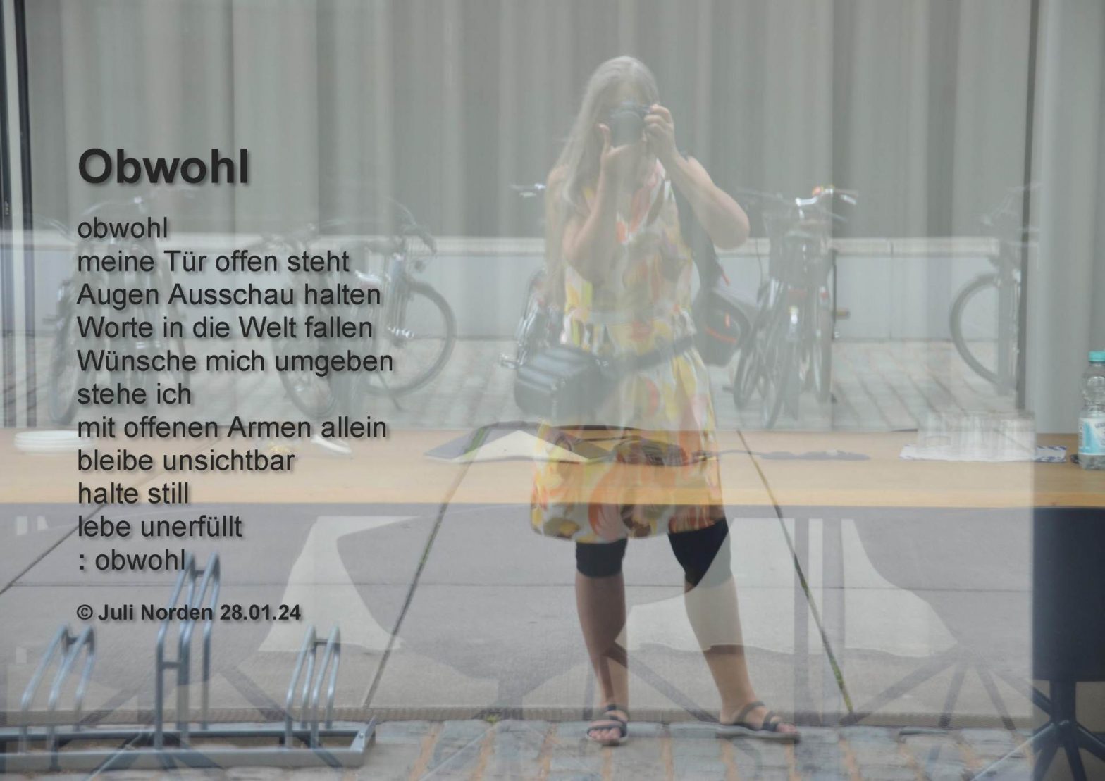 Selbstporträt der Autorin als Spiegelbild, dazu ihr Gedicht Obwohl