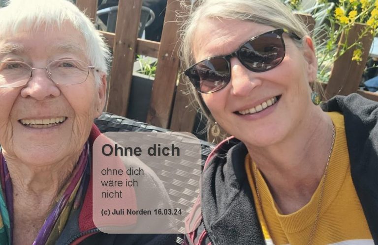 Autorin Juli Norden mit Sonnenbrille und ihre Mutter lachen in die Kamera, darauf Gedicht "Ohne dich"