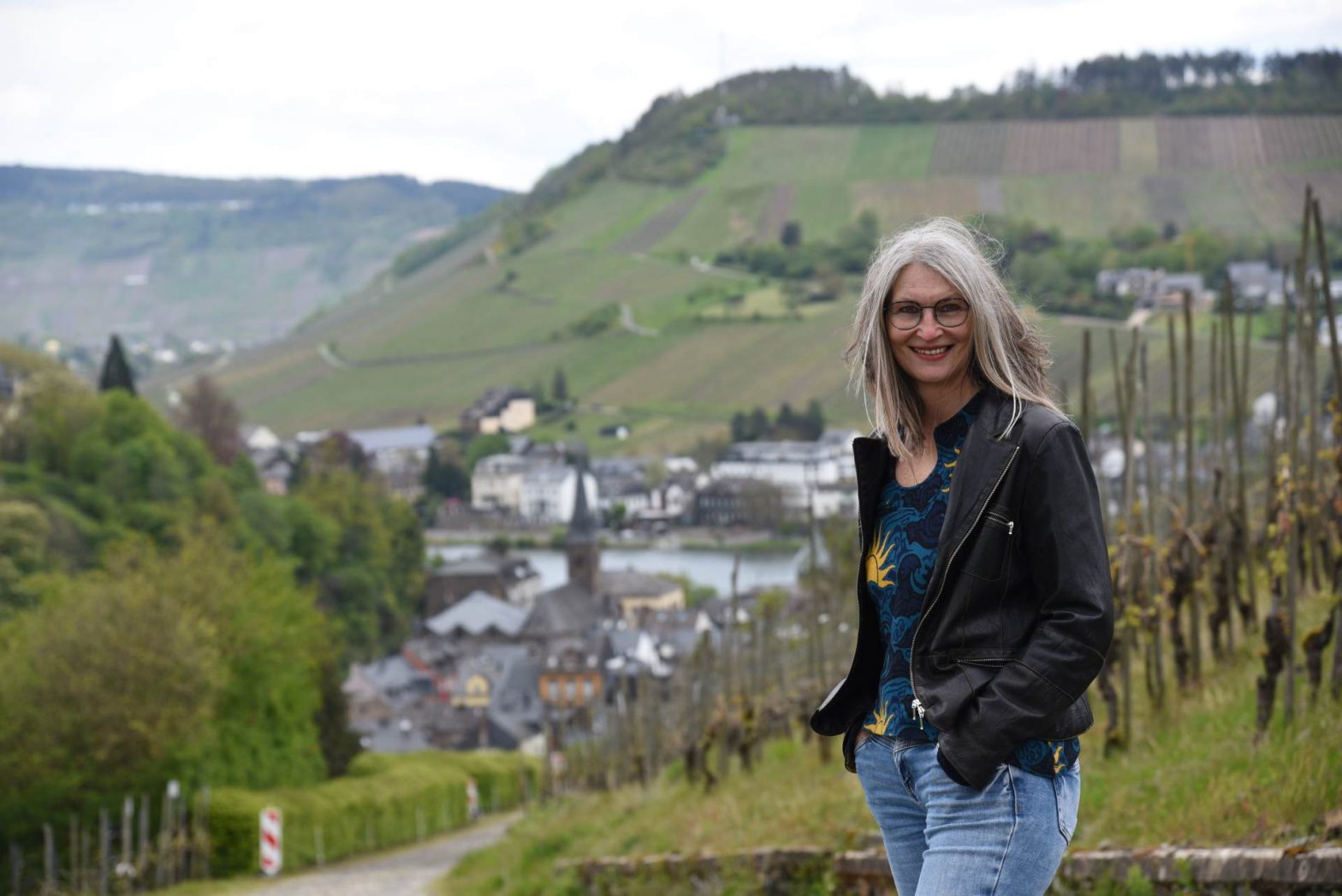 Frau mit wehenden Haaren oberhalb von Traben-Trarbach in den Weinbergen