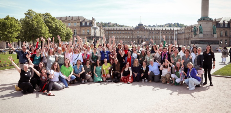 Bloggerinnen in Stuttgart im Stadtpark aufgestellt fürs Gruppenfoto