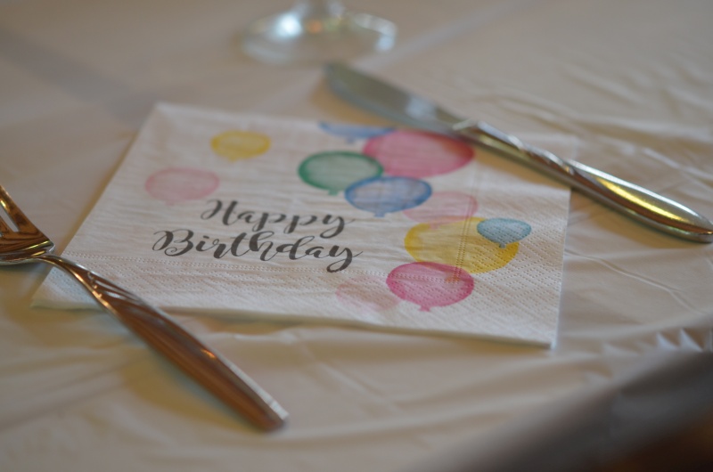 Serviette mit Besteck auf Tisch für einen Kindergeburtstag