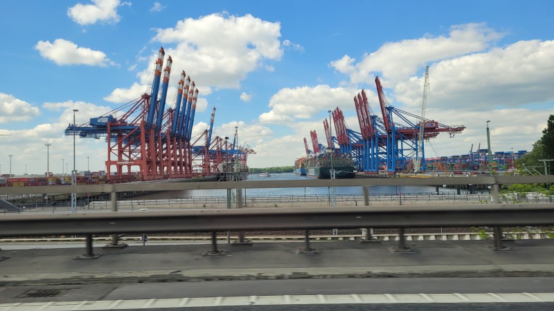 Hamburger Hafen: das Überseeterminal von der Autobahn aus