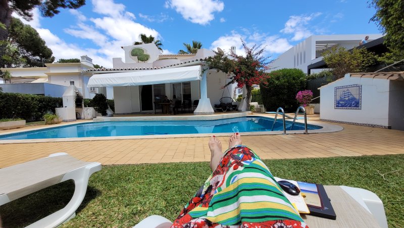 Blick der Fotografin von einer Sonnenliege über den Pool zur Casa dos Gatos in Portugal/ Algarve