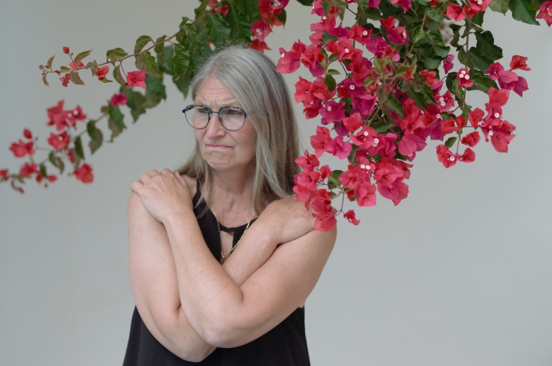 Frau vor Bougainvilla und "Ichwillnicht"-Gesicht