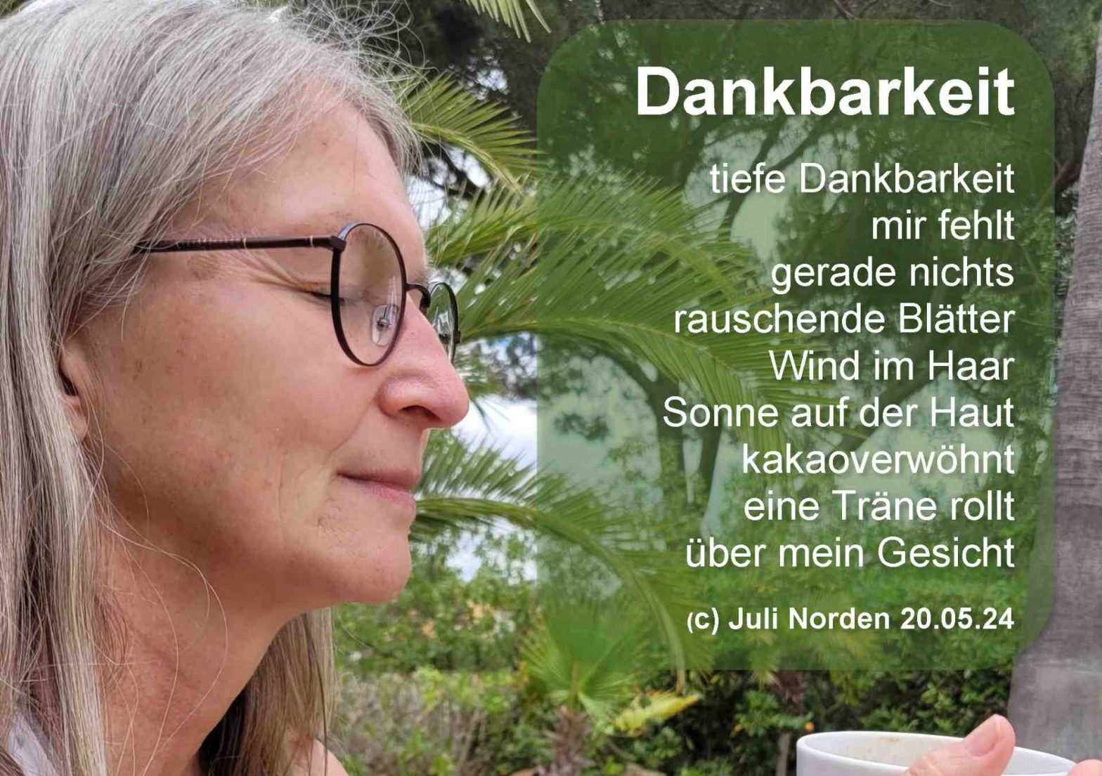 Gedicht von Juli Norden "Dankbarkeit", die Autorin ist mit geschlossenen Augen mit auf dem Foto