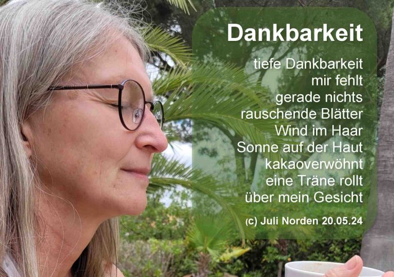 Gedicht von Juli Norden "Dankbarkeit", die Autorin ist mit geschlossenen Augen mit auf dem Foto