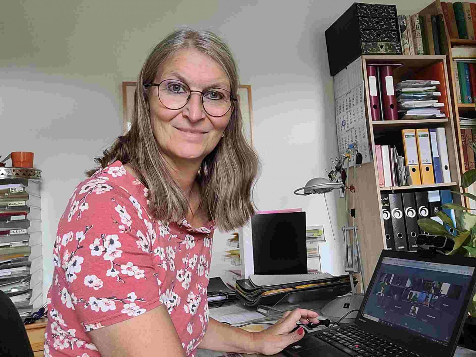 Frau an Schreibtisch beim Arbeiten am Laptop
