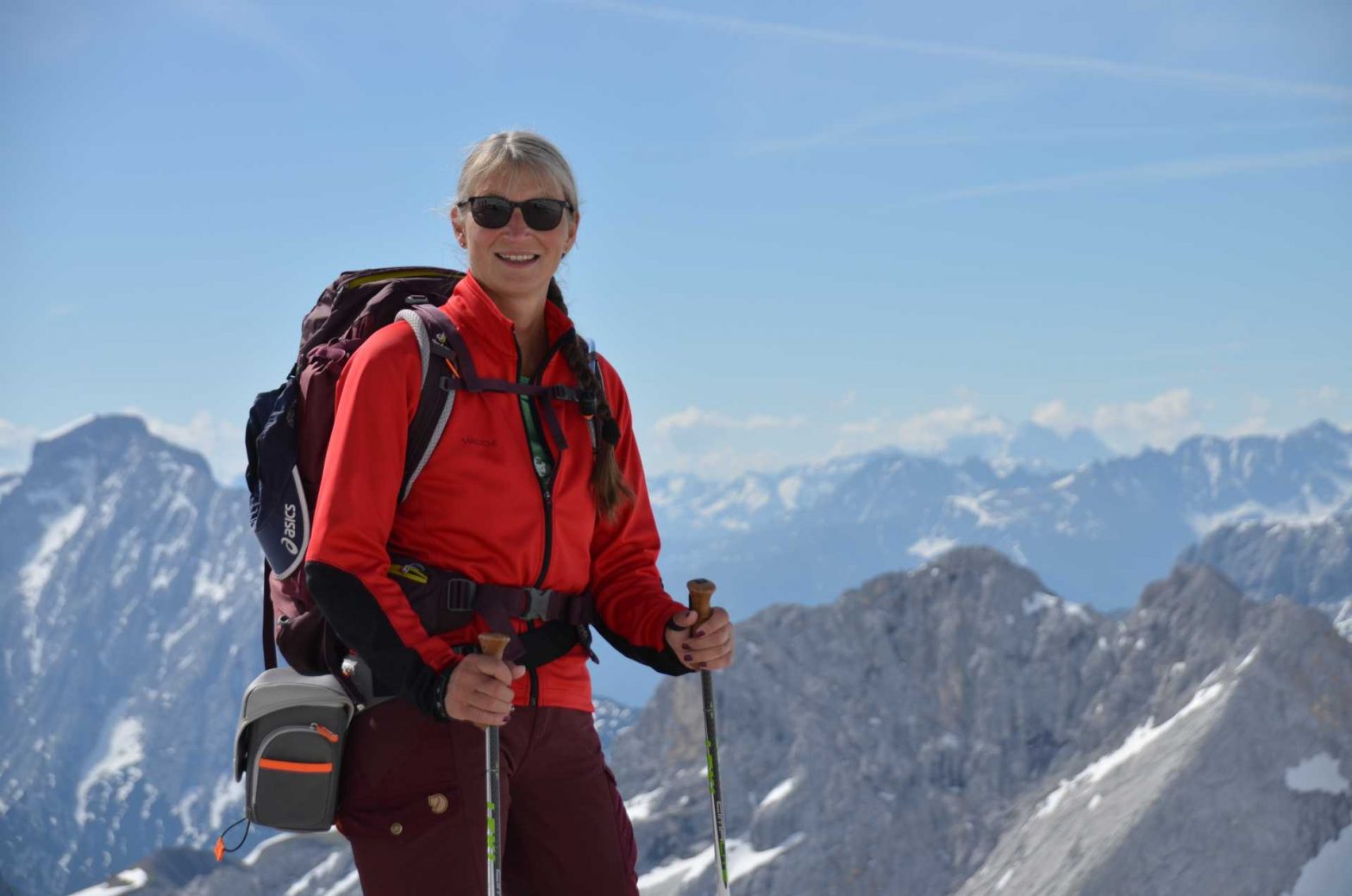Wanderin vor Alpenpanorama unterhalb der Zugspitze
