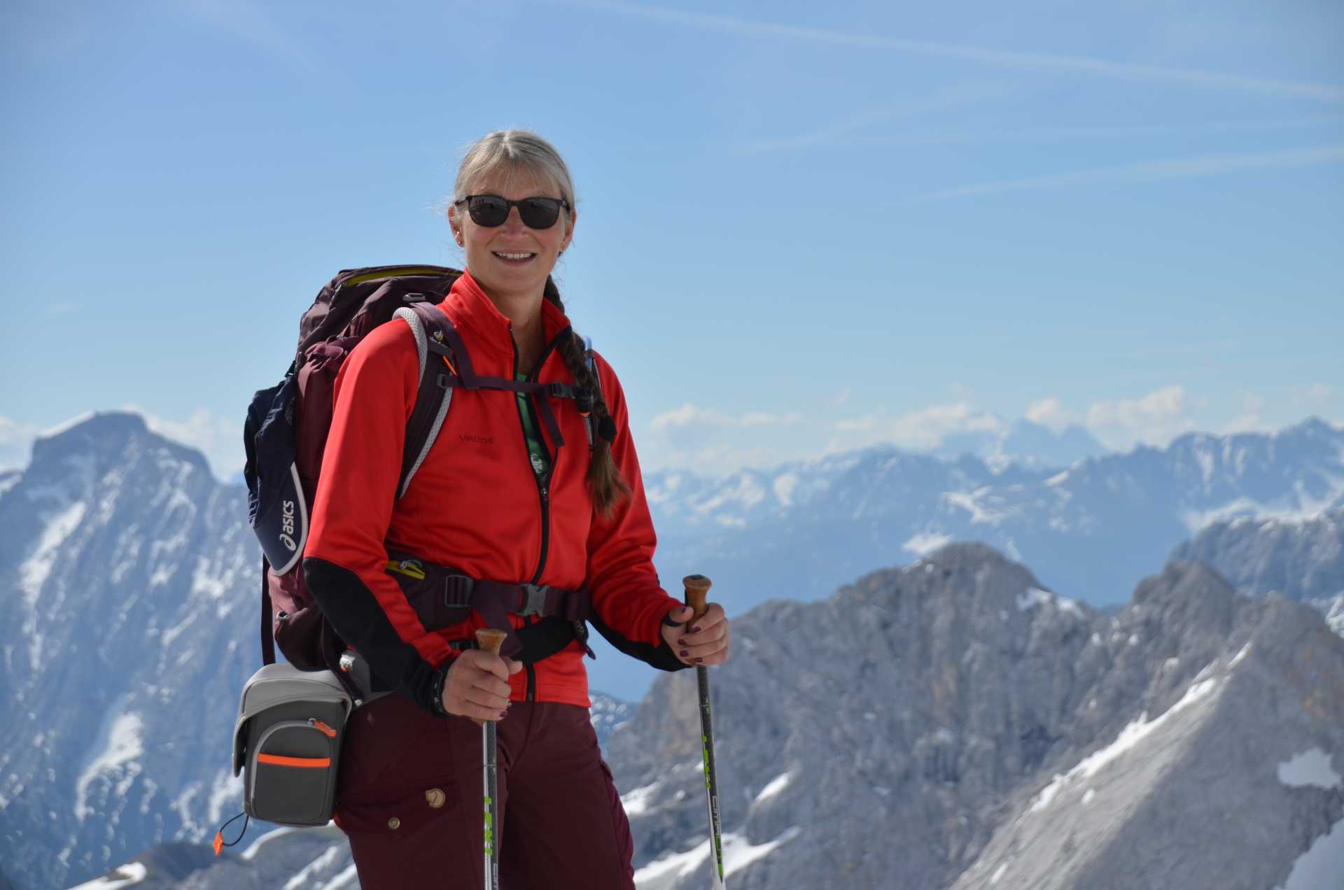 Wanderin vor Alpenpanorama unterhalb der Zugspitze