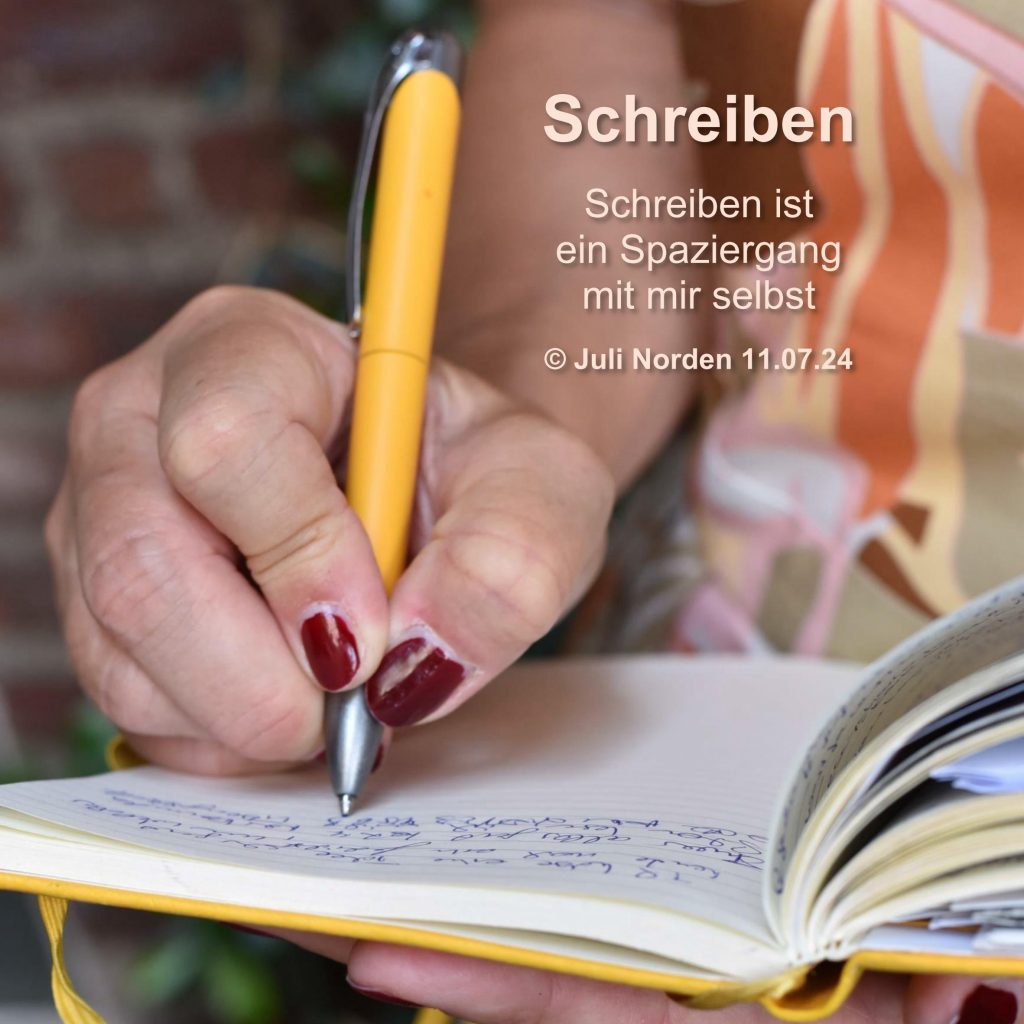 Frauenhand schreibt in ein Notizbauch. Auf dem Bild das Gedicht "Schreiben" von Juli Norden.