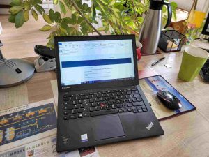 aufgeklapptes Laptop auf Schreibtisch