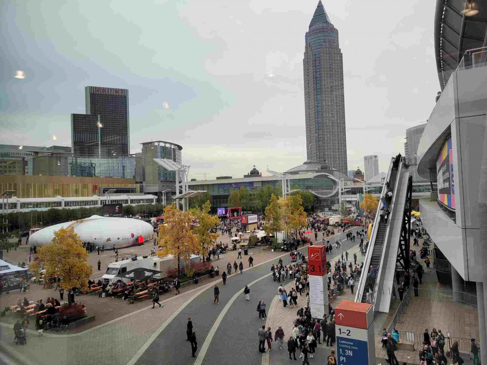 Buchmesse Frankfurt 2024 - Blick von Halle 3 auf die Agora