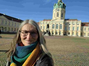 Selfie von Gabi Kremeskötter vor dem Schloss Charlottenburg in Berlin