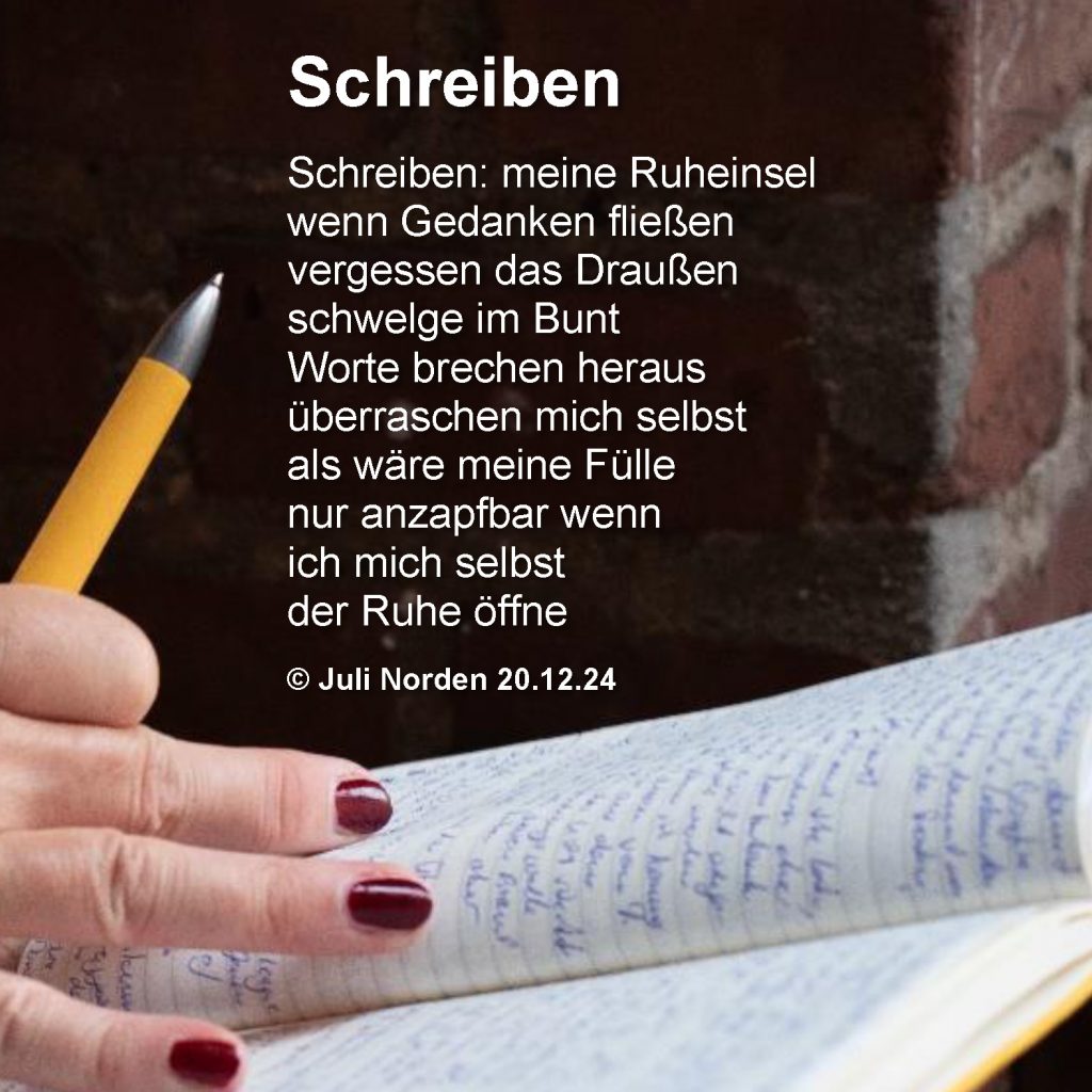 Frauenhand hält einen Stift und gleichzeitig ein Notizbuch, darauf das Gedicht "Schreiben" von Juli Norden