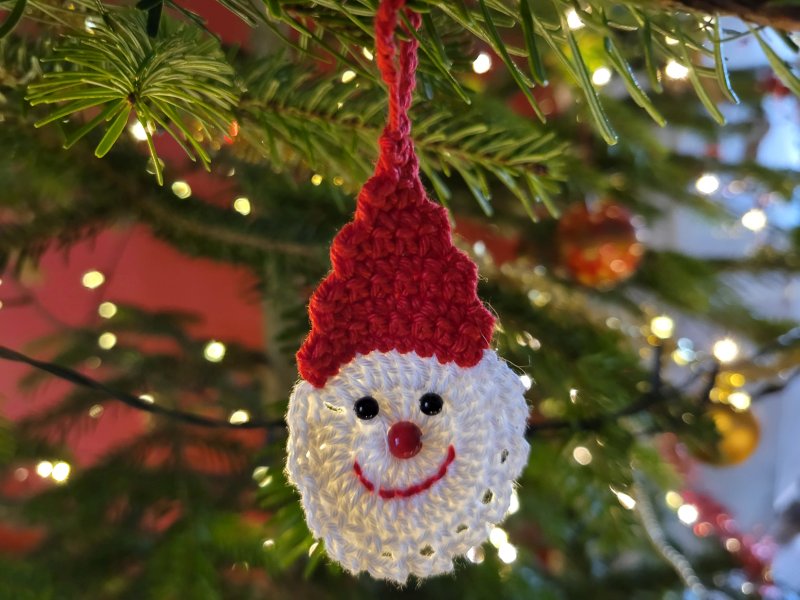 Gehäkelter Nikolaus als Baumschmuck für Weihnachten