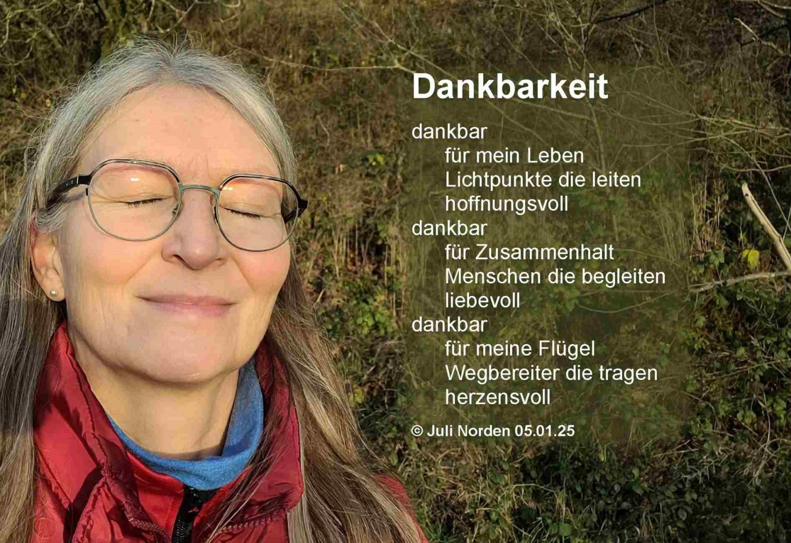 Frau hält mit geschlossenen Augen ihr Gesicht in die Sonne, daneben steht das Gedicht "Dankbarkeit" von Juli Norden