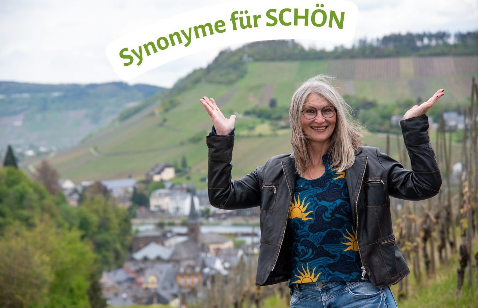 Lachende Frau mit Handflächen nach oben, darüber der Titel "Synonyme für SCHÖN"