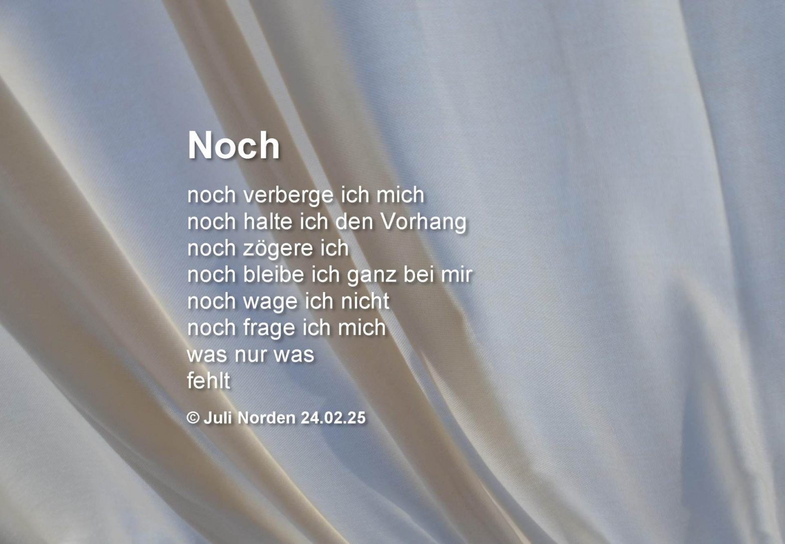 Sonnensegel, darauf das Gedicht von Juli Norden "NOCH": noch verberge ich mich/ noch halte ich den Vorhang/ noch zögere ich/ noch bleibe ich ganz bei mir/ noch wage ich nicht/ noch frage ich mich/ was nur was/ fehlt