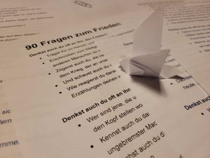 Seiten des Fragengedichts "90 Fragen zum Frieden" von Juli Norden