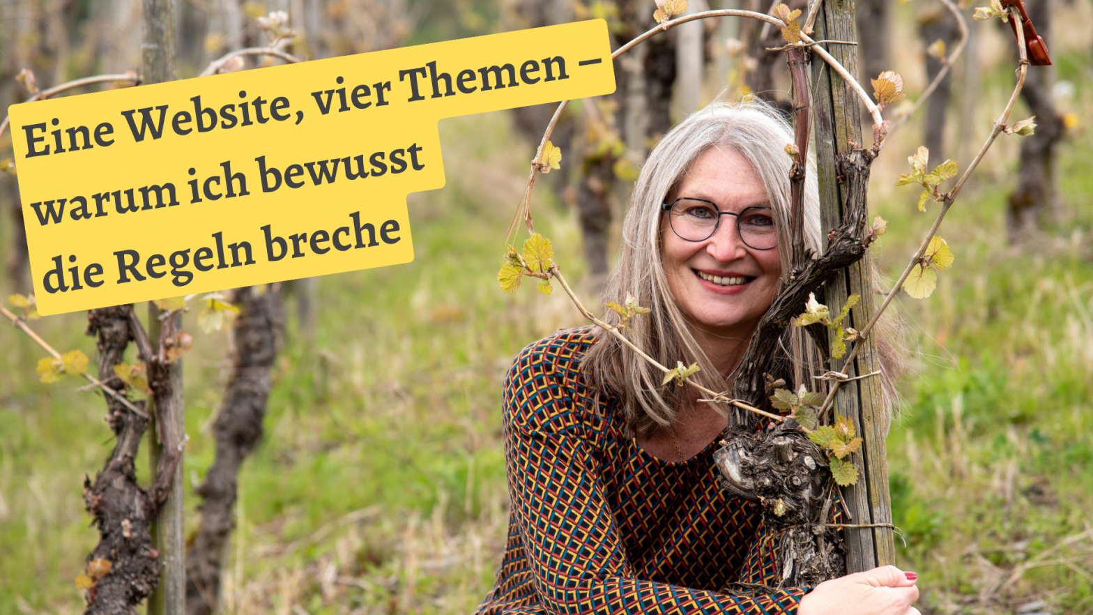 Frau in Weinberg an Herzrebe lächelt in die Kamera. Text auf Foto: Eine Website, vier Themen - warum ich bewusst die Regeln breche
