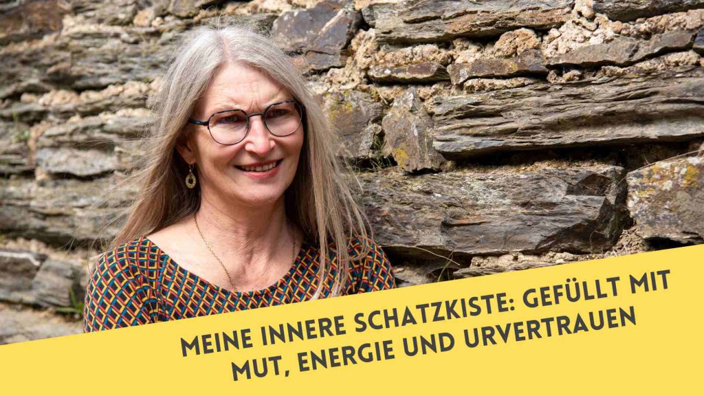 Frau mit mittellangen Haaren vor Bruchsteinwand, Schriftzug auf dem Foto: Meine innere Schatzkiste: gefüllt mit Mut, Energie und Urvertrauen