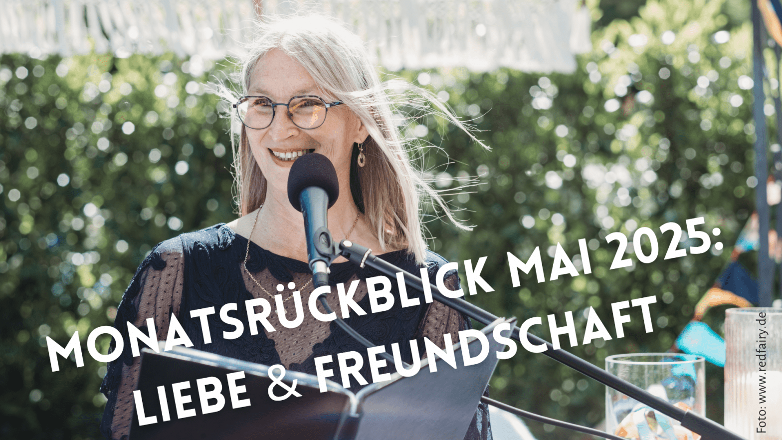 Freie Rednerin Gabi Kremeskötter am Mikro einer freien Trauung, dazu Text: Monatsrückblick Mai 2025: Liebe & Freundschaft