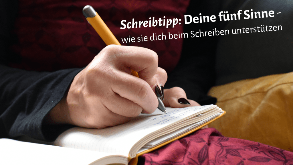 Schreibende Frauenhand mit gelbem Stift auf Notizbuch, daneben Schriftzug: Schreibtipp: deine fünf Sinne - wie sie dich beim Schreiben unterstützten
