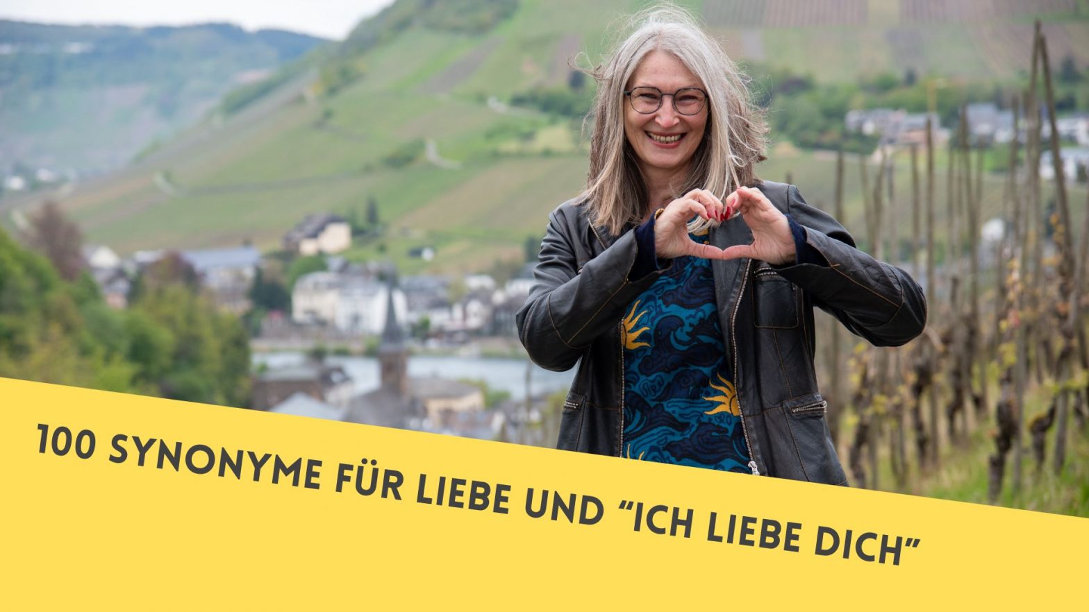 Frau bildet mit ihren Händen ein Herz und strahlt, daneben der Schriftzug: "100 Synonyme für Liebe und "Ich liebe dich"