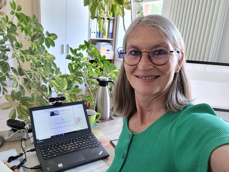 Selfie von Gabi Kremeskötter am Laptop