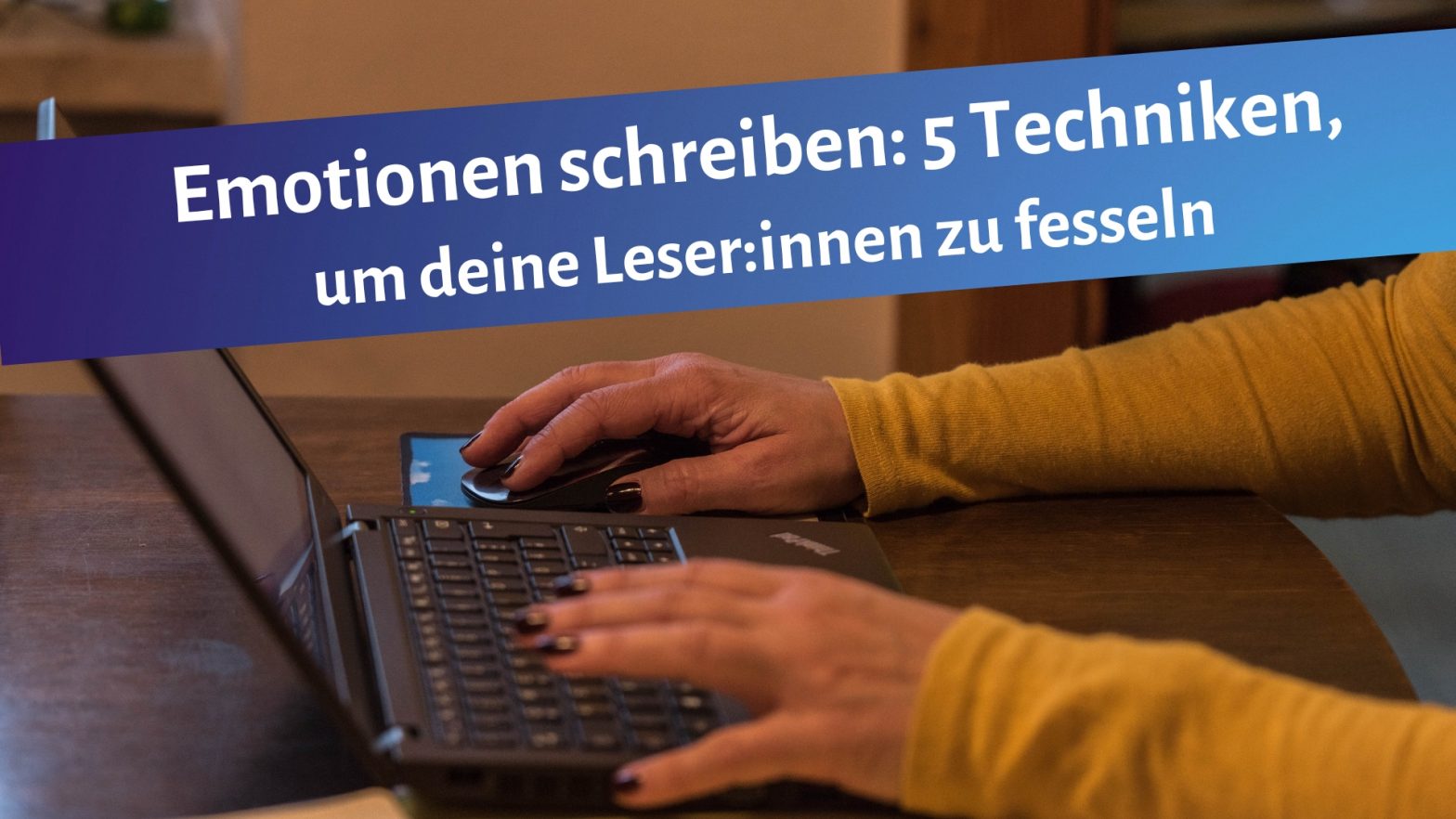Schreibende Hände auf einem Laptop, darüber Text: Emotionen schreiben: 5 Techniken, um deine Leser:innen zu fesseln