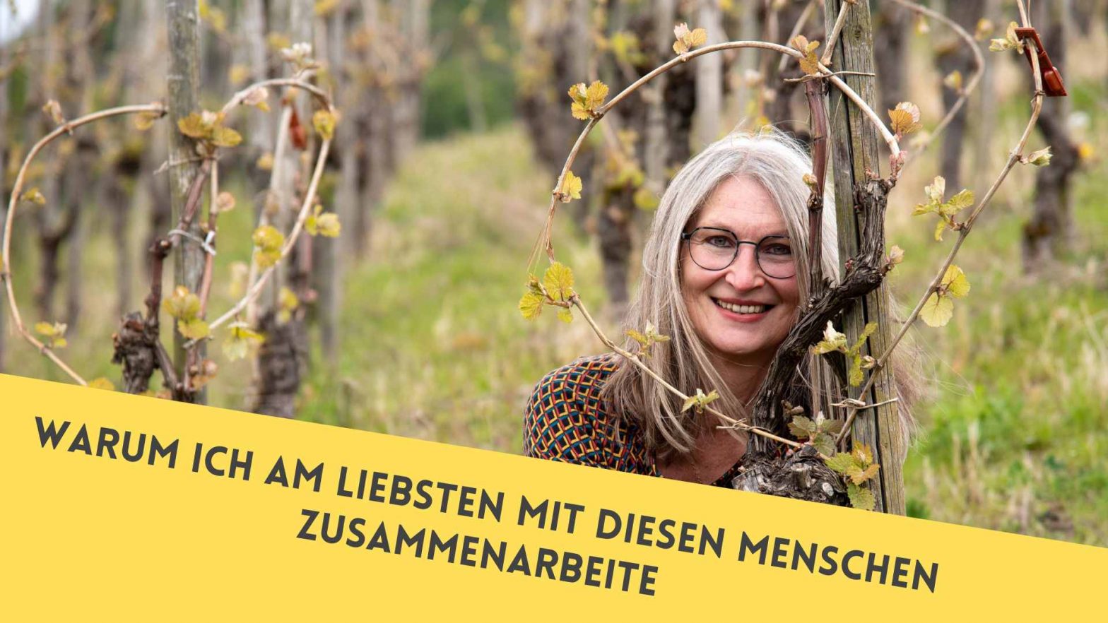 Frau in Weinberg schaut durch Herzrebe an der Mosel, daneben Schriftzug: Warum ich am liebsten mit diesen Menschen zusammenarbeite
