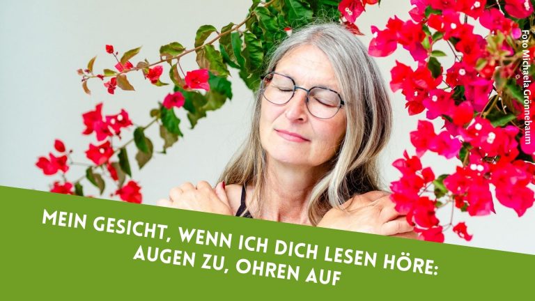 Gabi Kremeskötter mit geschlossenen Augen vor Bougainvillea im Hintergrund, darunter Schriftzug: Mein Gesicht, wenn ich dich lesen höre: Augen zu, Ohren auf
