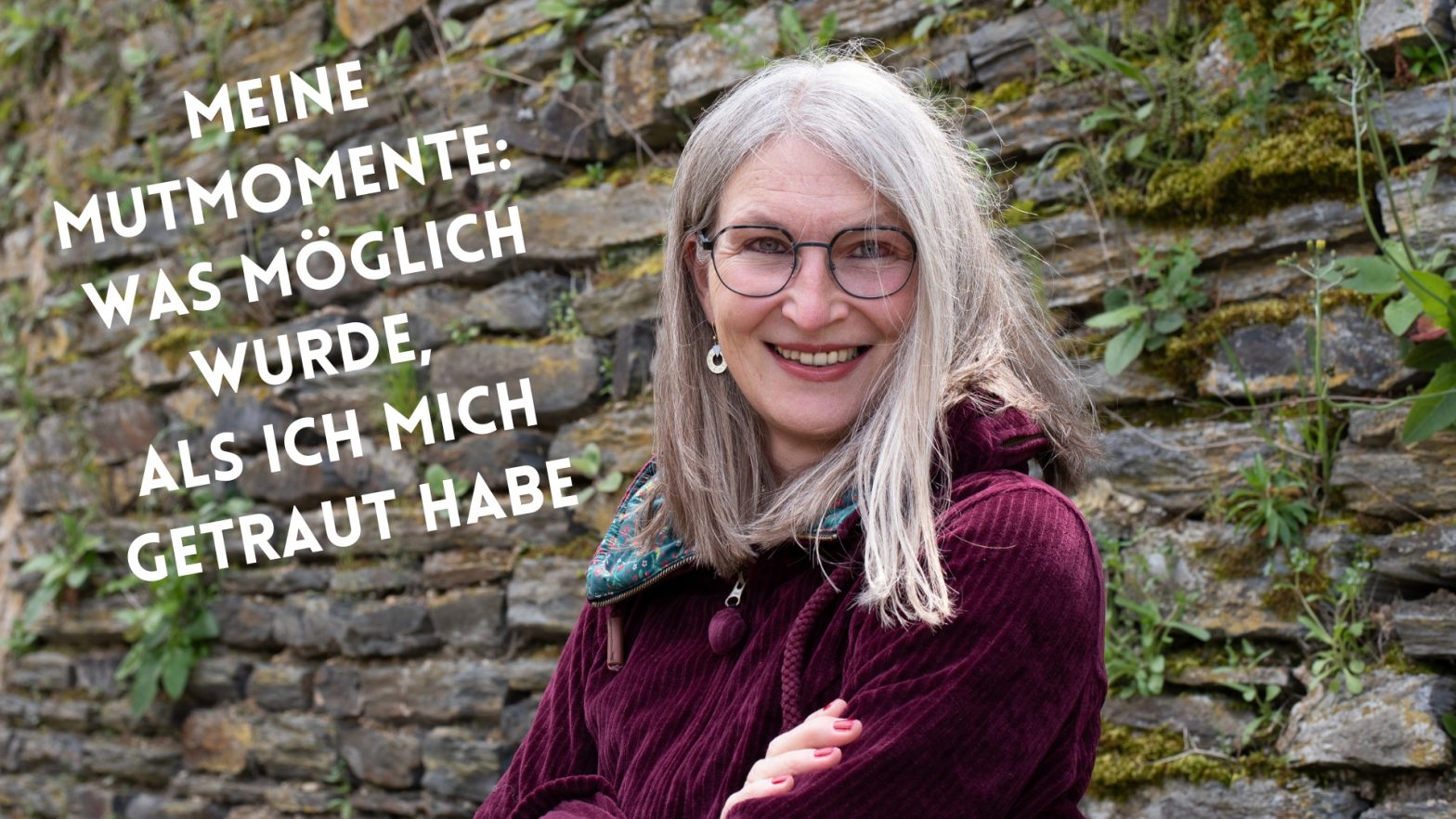 Gabi Kremeskötter vor Bruchsteinmauer aus Schiefer, daneben der Schriftzug: Meine Mutmomente: Was möglich wurde, als ich mich getraut habe