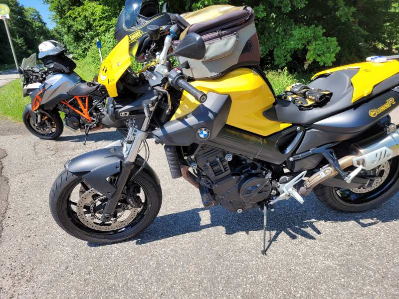 Zwei Motorräder, im Vordergrund eine BMW F800R, im Hintergrund eine KTM Super Duke GT 1290