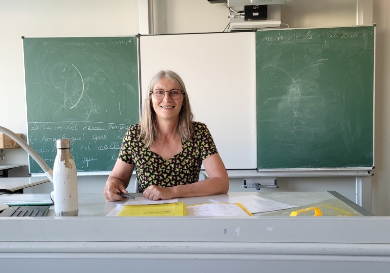 Dozentin für KREatives Schreiben Gabi Kremeskötter am Pult eines Klassenraums