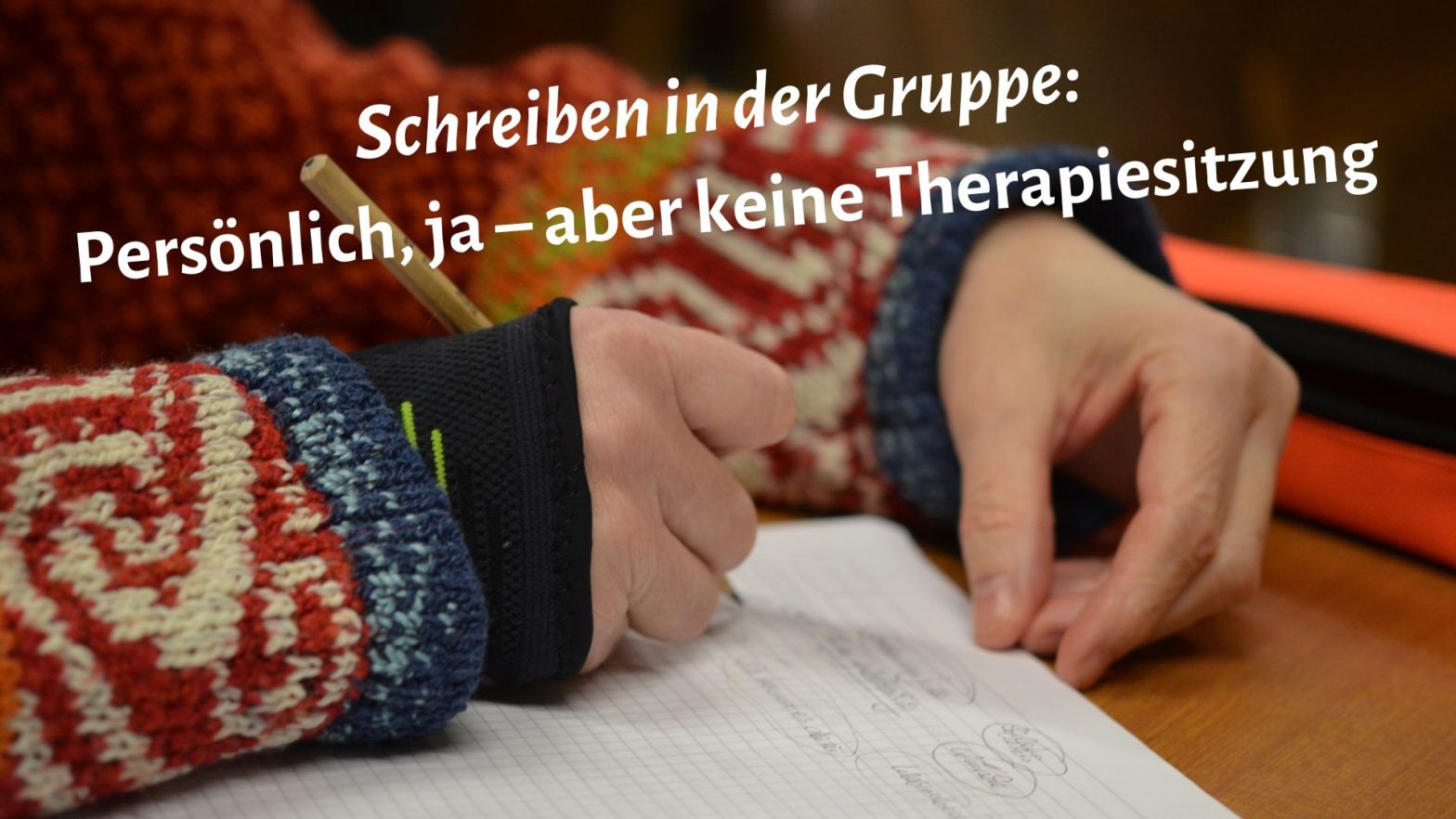 Schreibende Hand auf Notizblock, darüber der Schriftzug: Schreiben in der Gruppe: Persönlich, ja - aber keine Therapiesitzung