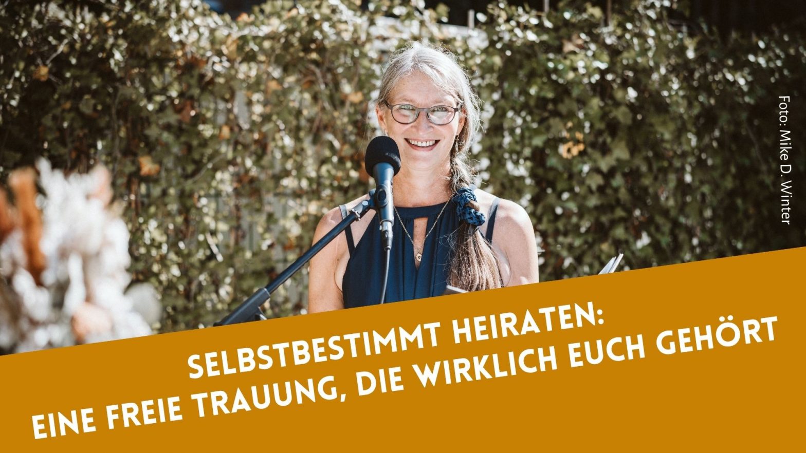 Freie Rednerin Gabi Kremeskötter am Mikro im Sonnenschein, darunter Textbalken mit Aufschrift: Selbstbestimmt heiraten: Eine freie Trauung, die wirklich euch gehört
