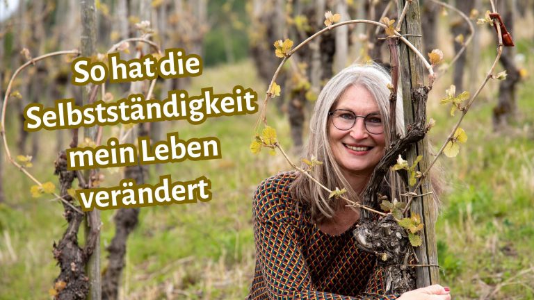 Gabi Kremeskötter schaut durch eine Herzrebe an der Mosel, daneben der Schriftzug: So hat die Selbstständigkeit mein Leben verändert