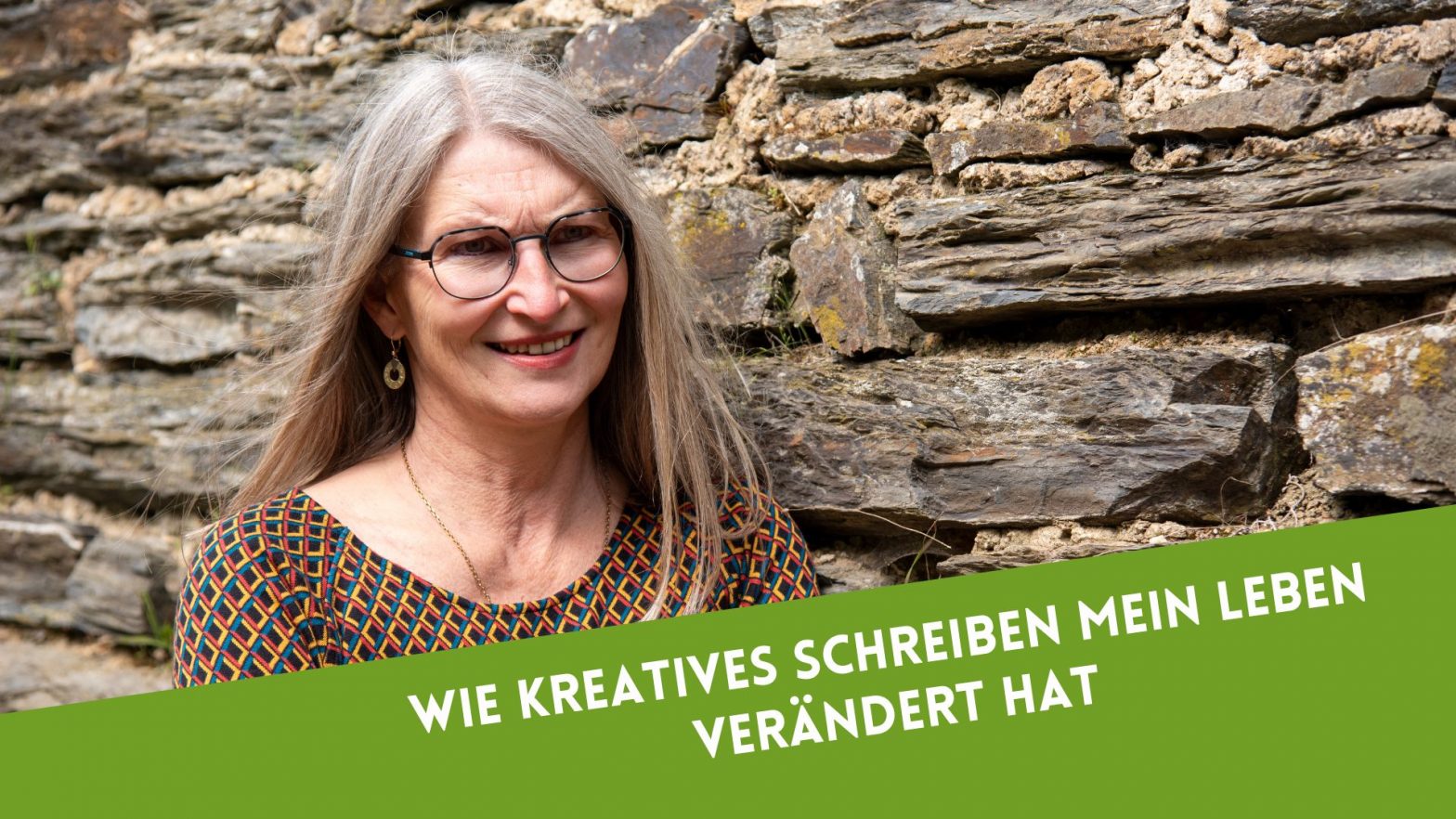Gabi Kremeskötter vor einer Bruchsteinmauer, darunter der Schriftzug "Wie KREatives Schreiben mein Leben verändert hat"