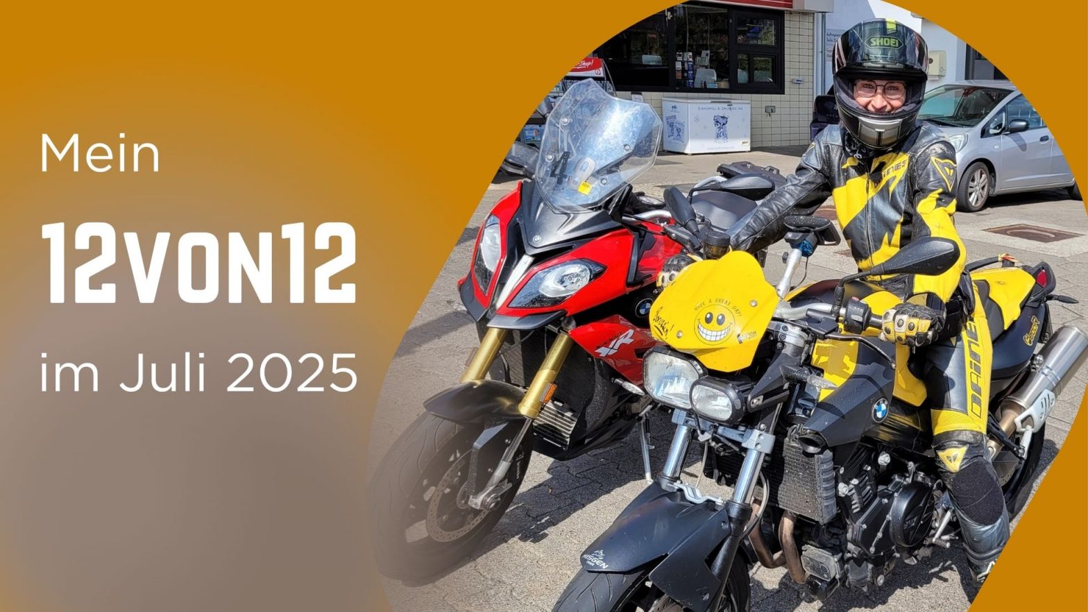 Frau in schwarz-gelber Lederkombi auf Motorrad, daneben "Mein 12von12 im Juli 2025"