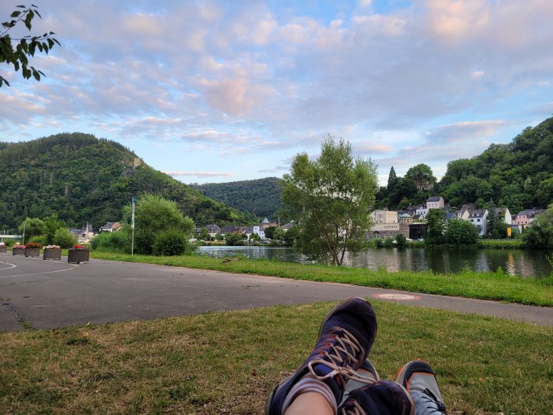 Füße im Vordergrund, im Hintergrund Traben-Trarbach